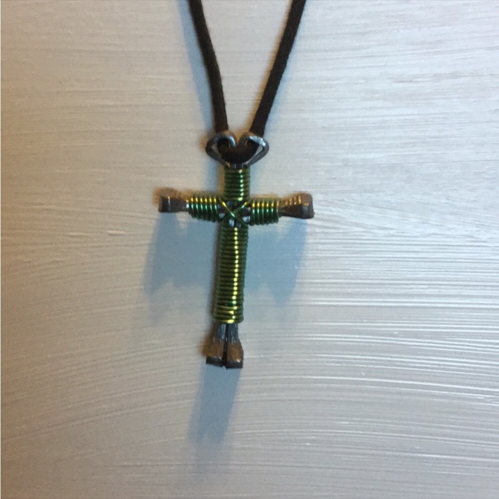 🌺$5.00 must bundle 🌺Colorful Wire Cross Necklace